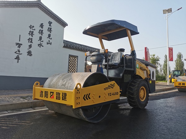 4噸壓路機(jī)}