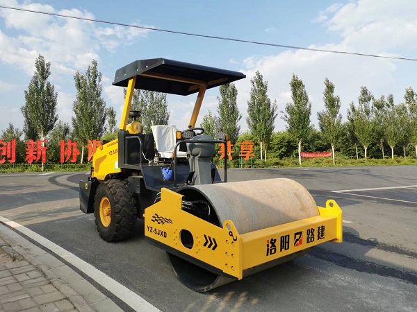 壓路機(jī)在道路建設(shè)中